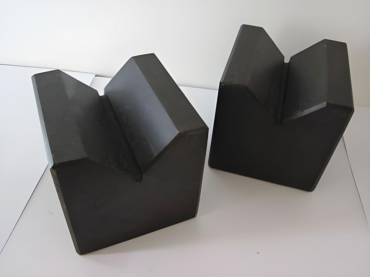 Granite V-shaped frame - Image 3