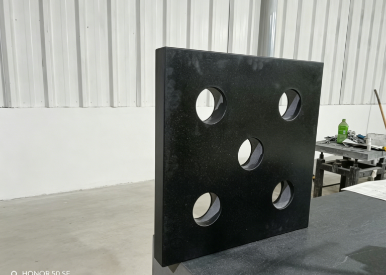 How are the accuracy grades of granite precision gauges classified?